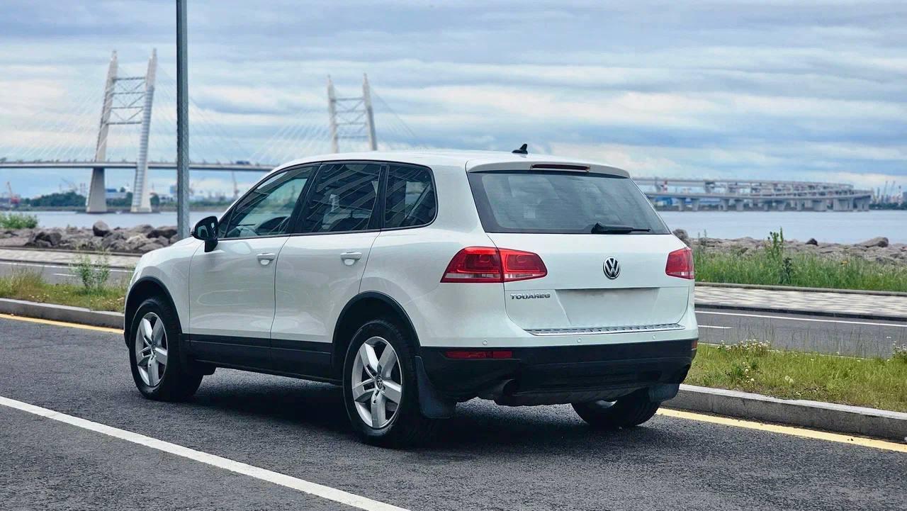 Volkswagen Touareg — вид сзади